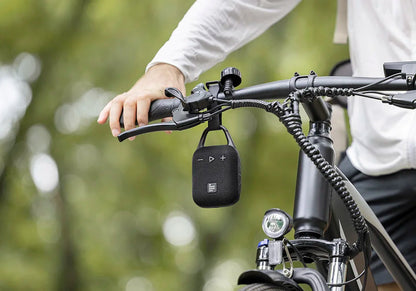 Portable Waterproof Bluetooth Speaker with Hook 20H of Playtime